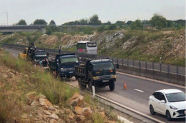 Đất cát tiếp tục tràn xuống cao tốc Vĩnh Hảo - Phan Thiết, cản trở một làn xe