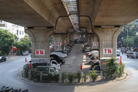 Cảnh tượng trái ngược của các bãi xe dưới gầm cầu cạn ở Hà Nội 