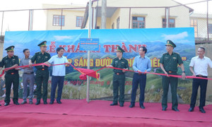 Khánh thành công trình 'Thắp sáng đường thôn biên giới'