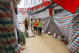 Hà Nội: Bùn nhão phun cao nửa mét trên phố Giang Văn Minh