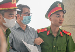 Dẫn giải cựu Phó Chủ nhiệm Văn phòng Quốc hội Phạm Thái Hà vào phòng xét xử