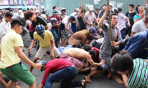 Giật đồ cúng cô hồn bị biến tướng, kẻ cướp ngày núp bóng nét đẹp văn hóa