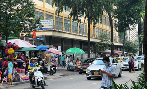 Lý do hàng rong vẫn 'náo loạn' trước cổng các bệnh viện ở TP.HCM