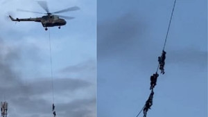 Bộ trưởng Nepal và gia đình bám dây trực thăng trốn người biểu tình