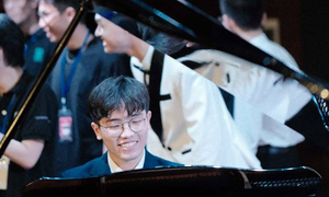 Dân mạng rần rần với tân bác sĩ nội trú điển trai, biết chơi piano