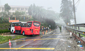 Lào Cai: Xe khách gặp sự cố khi cua dốc trên Quốc lộ 4D, 3 người bị thương nặng