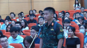Tân bác sĩ nội trú ĐH Y Hà Nội xuất hiện trong màu áo lính gây ấn tượng mạnh