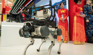 Robot chó tuần tra của Viettel lần đầu ra mắt tại Triển lãm thành tựu 80 năm