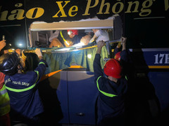 Cảnh sát đập kính, cứu hành khách mắc kẹt sau va chạm liên hoàn