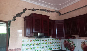 Sống thấp thỏm trong nhà sụt lún, nứt rộng cả gang tay ở Quảng Ninh