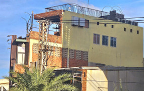 Xây cửa sổ nhìn thẳng sang nhà hàng xóm có phạm luật không?