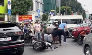 Thanh niên lái xe Volkswagen đánh ông lão giữa trung tâm TP.HCM gây phẫn nộ
