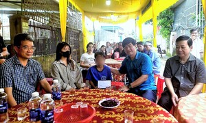 Phó Chủ tịch tỉnh Đắk Lắk 'thưởng nóng' cậu bé dũng cảm cứu bạn khỏi kẻ sát nhân