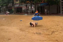 Đường phố Lào Cai ngập sâu sau mưa lớn