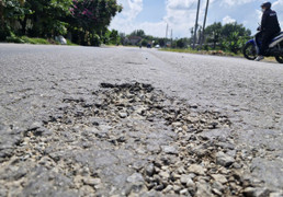 Đường hơn 1.800 tỷ ở Đà Nẵng mới thảm nhựa đã bong tróc, vá chằng vá đụp