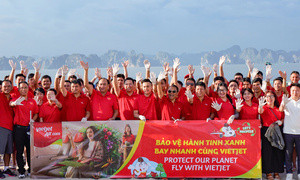 Gần 600 'chiến binh' Vietjet đồng loạt ra quân làm sạch biển Hạ Long