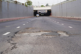 Sau 9 tháng thông xe, hầm chui 800 tỷ ở TP.HCM xuất hiện nhiều ổ voi, ổ gà