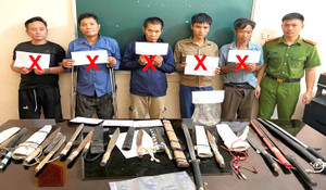 Bắt giữ 5 đối tượng liên quan ma tuý, thu nhiều hung khí nguy hiểm