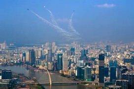 Khoảnh khắc dàn tiêm kích thả bẫy nhiệt giữa trời TP.HCM gây ấn tượng mạnh