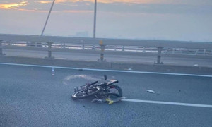 Người đàn ông đạp xe đi ngược chiều trên cầu Nhật Tân, tông thẳng đầu ô tô