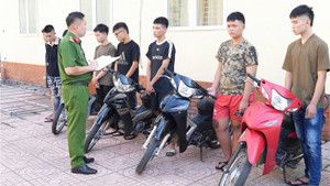 Bắt nhóm 'quái xế' mang hung khí náo loạn đường phố 