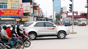 Ô tô dừng đèn đỏ quá vạch sơn bị xử phạt thế nào?