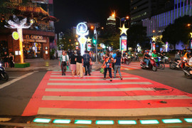 TP.HCM lắp đặt đèn âm vỉa hè giúp người dân sang đường dễ dàng