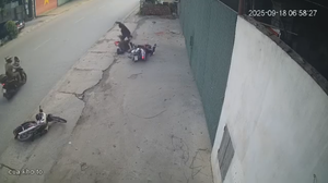 Người phụ nữ bị bạn trai chém gục giữa đường