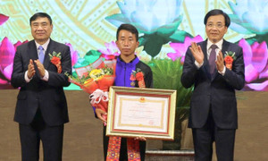 Trưởng bản cứu 90 người dân thoát lũ quét nhận Huân chương Lao động hạng Nhất