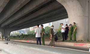 Phát hiện thi thể phân hủy dưới gầm đường Vành đai 3 trên cao ở Hà Nội