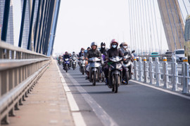 Cầu Nhật Tân thoát cảnh ùn tắc sau khi tách riêng làn ô tô và xe máy