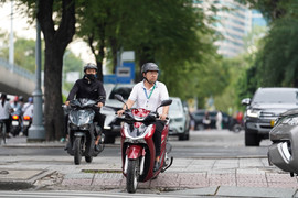 Xe máy leo lề, đi ngược chiều 'căn bệnh giao thông' khó chữa ở TP.HCM? 