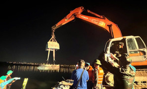 Trục vớt hai quả bom hơn 1,3 tấn gần cầu Long Biên