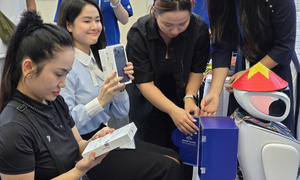Robot giao iPhone 17 Series mới, màu cam vũ trụ cháy hàng