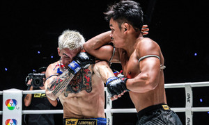 Đấm trượt đối thủ, võ sĩ muay Thái bất ngờ ôm bụng gục ngã