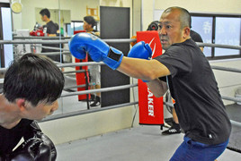 Nhà sư Nhật Bản ngày tụng kinh tối làm võ sĩ, đang cầu siêu vẫn tập đấm bốc