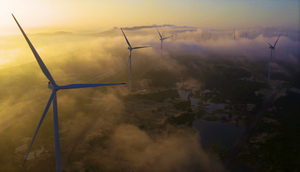 Ngắm cánh đồng điện gió ven biển Gia Lai ẩn hiện trong những tầng mây