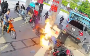 Trụ bơm xăng bị xe Mercedes húc đổ, đè trúng nhân viên, lửa bùng phát dữ dội