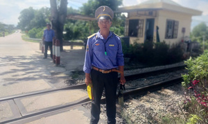 Nhân viên đường sắt lao mình cứu người trước mũi tàu hoả