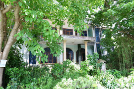 Rợn người trong các nhà công sản bỏ hoang sau hơn 20 năm chuyển trung tâm hành chính