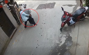 Cụ ông bị khống chế, cướp ví tiền giữa ban ngày ở Hà Nội