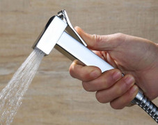 Dùng vòi xịt vệ sinh có những nguy cơ gì?