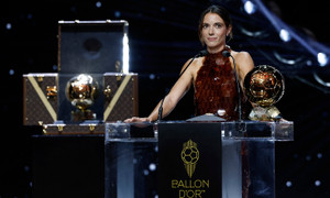 Cầu thủ đến Việt Nam 'chữa lành', trở về giành 3 Quả bóng vàng