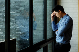 Bạn thân đi du học nhờ chăm sóc người yêu, tôi khổ sở vì trót mê cô ấy