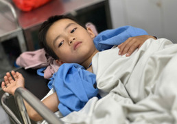 Chuyến đi đầu tiên rời bản của người mẹ nghèo để cứu chân con trai