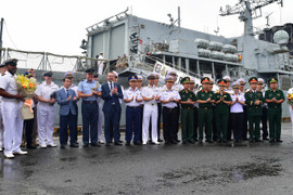 Lữ đoàn 125 Vùng 2 Hải quân giao lưu với Thủy thủ tàu Hải quân Anh HMS Richmond