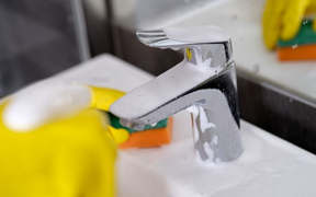 Mẹo làm sạch cặn vôi ở vòi nước cực đơn giản 