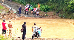 Nghệ An: Cầu tràn khe Xiêng Thù ngập sâu, hàng trăm hộ dân bị chia cắt