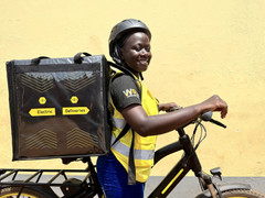 Xe máy điện thay đổi cuộc sống phụ nữ châu Phi