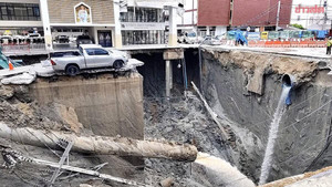 Kinh hoàng cảnh 'hố tử thần' sụt sâu 50m, cuốn bay ô tô giữa thủ đô Thái Lan